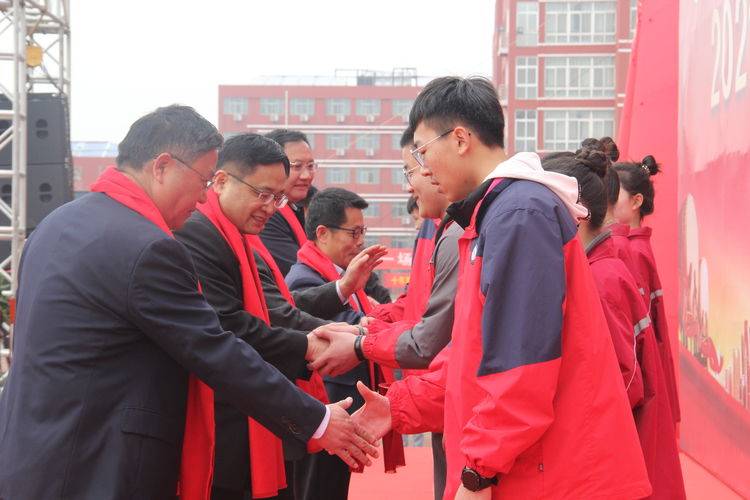 枣庄八中东校举行2021届学生成人仪式暨高考誓师大会