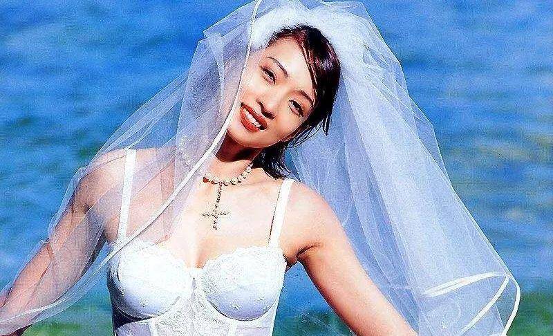 原创《唐伯虎》冬香颜值不输巩俐,却两度离婚,混血女儿又高又美
