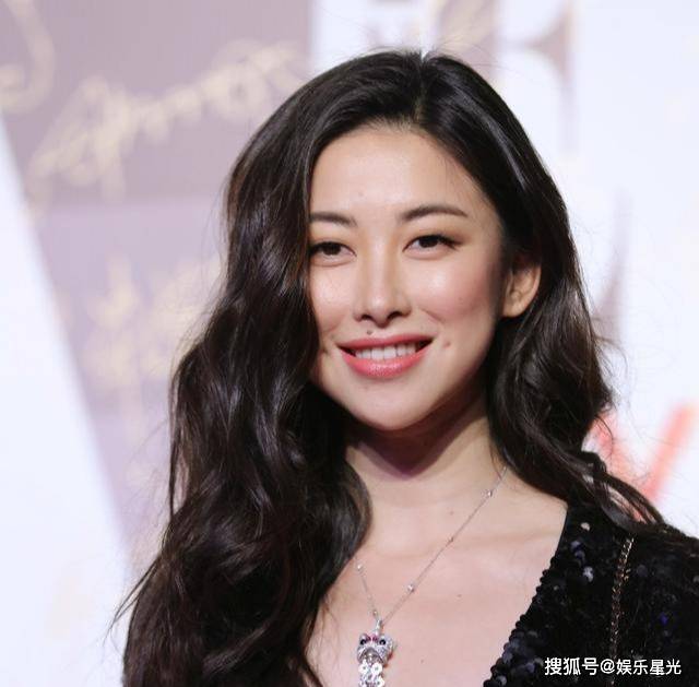 她走路的样子,让我明白了什么是叫做摇摆._朱珠