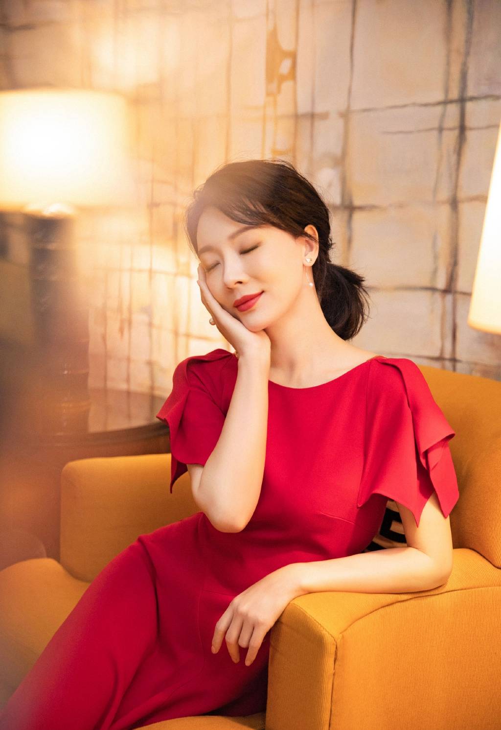 原创43岁陈数"风韵犹存,曼妙曲线优雅气质,尽显东方美人韵味!