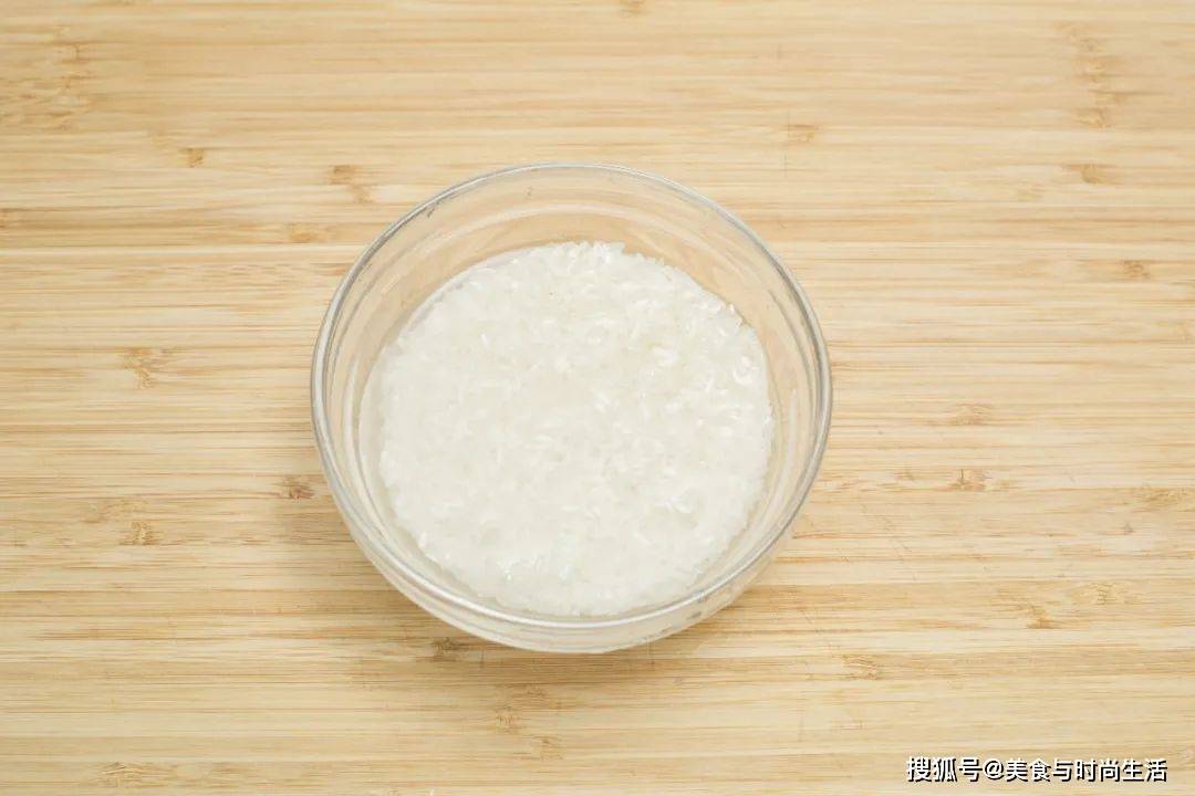2.大米洗净,提前在清水中浸泡30分钟.