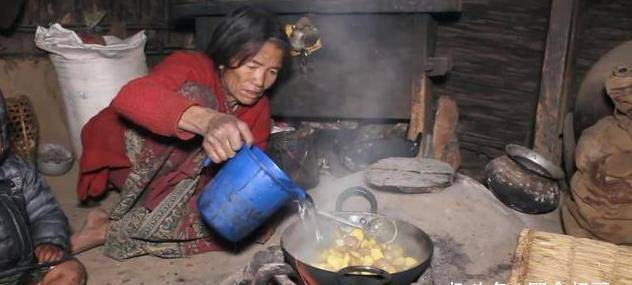 原创尼泊尔喜马拉雅山区穷人家的饭菜,中国小伙看不下去支助1000卢比