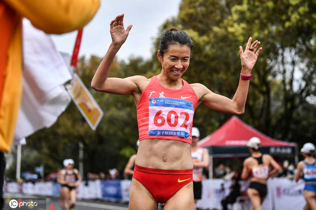 女子20公里竞走原世界纪录为1小时24分38秒,由中国运动员刘虹在2015