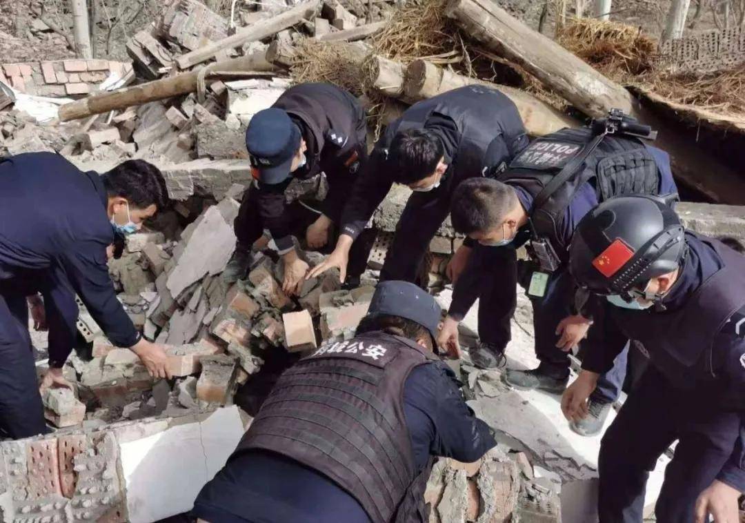 拜城地震,当地公安80名警力携带物资投入灾区救援!