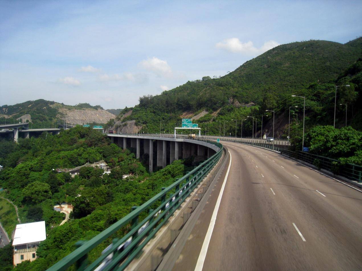 香港屯门公路经常发生堵车和交通事故