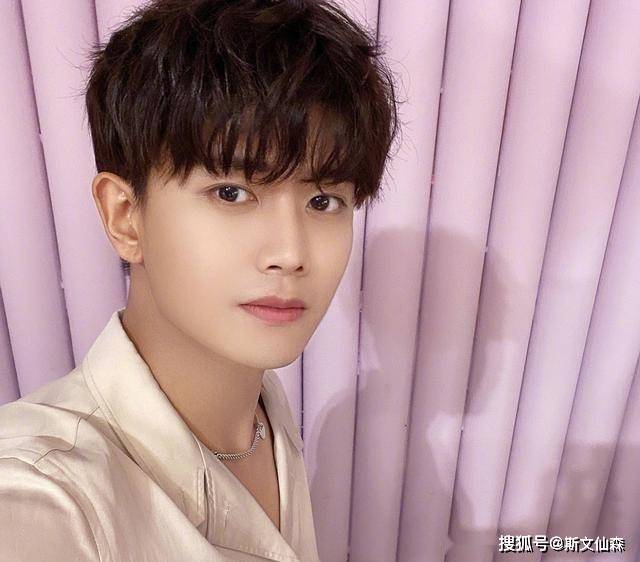原创任嘉伦大橙子的背影,骑着自行车很惬意,腿太长无处安放