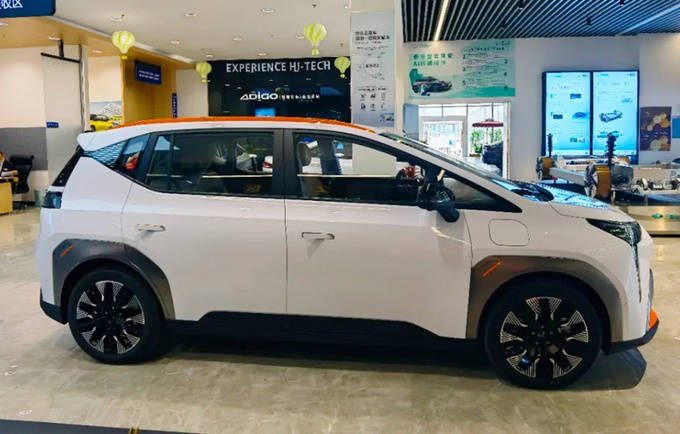 广汽传祺aion Y,广汽传祺gs4轮眉安装 广汽aion y新纯电suv,预售10.59万起!续航600km,车内空间超大