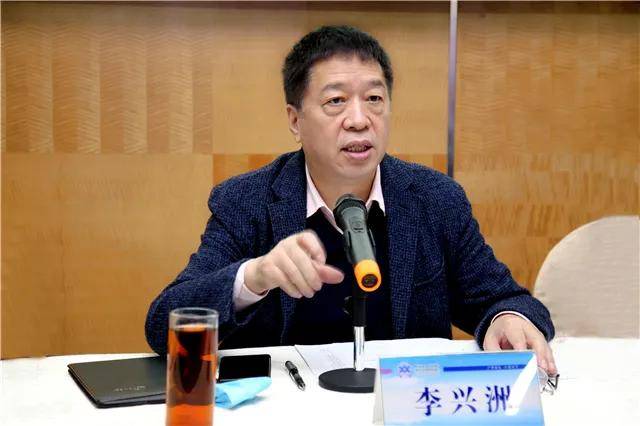 李兴洲院长在总结发言中强调