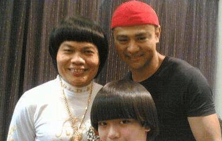 64岁"八两金"全家照,儿子帅气,老婆亏光家产,称周星驰