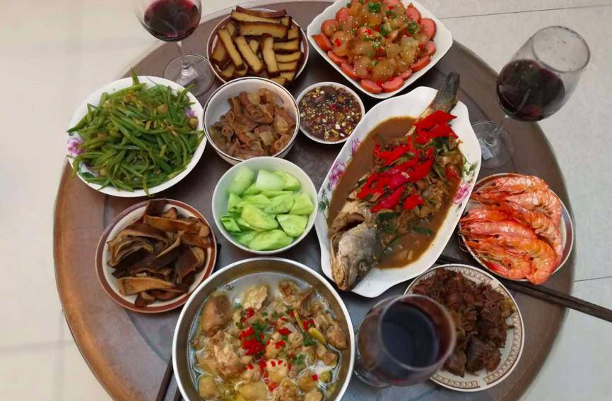 7,简单精致又丰盛的三口之家的团圆饭,红烧鱼是必不可少的,虾肉等
