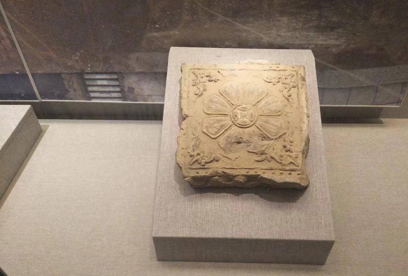 5,唐代地面包砖(洛阳博物馆收藏)