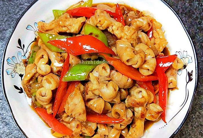 爆炒猪生肠盛出,只要鸡块,其他料丢弃,撒点香葱末和熟芝麻.