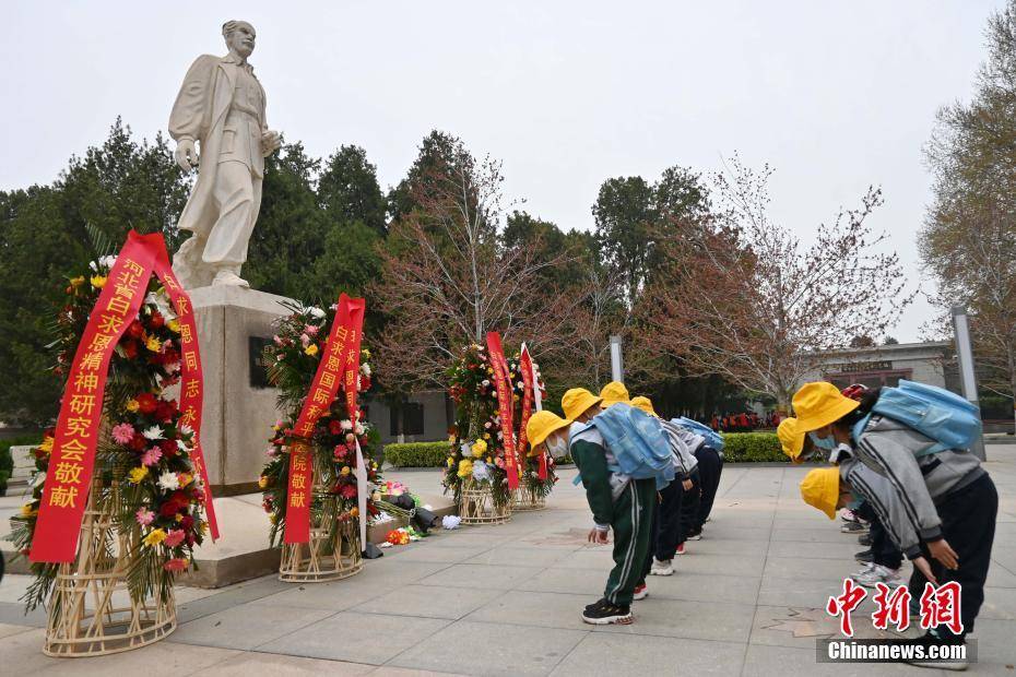 清明将至民众祭扫华北军区烈士陵园