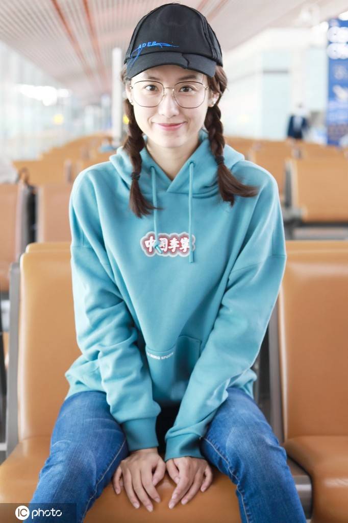 吕一梳着双马尾现身 对镜头比心甜美可人