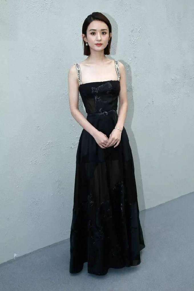 原创赵丽颖时尚芭莎穿着国产高定礼服,不比国外设计师差,力压群芳