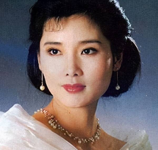 何赛飞年轻时有多美?嫁初恋结婚30年0绯闻,儿子还随她