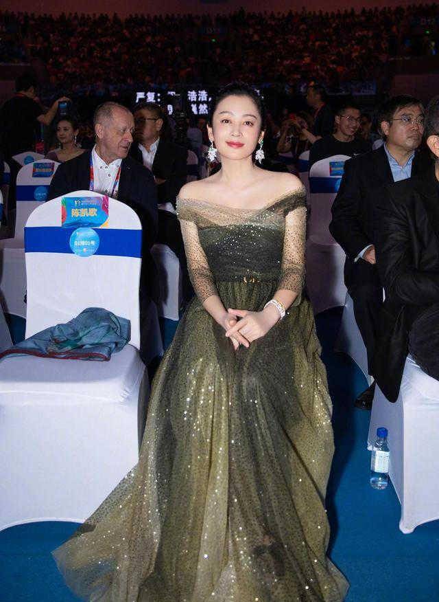 陈红真不像51岁了,一袭墨绿色露肩连衣裙太迷人,气质惊艳