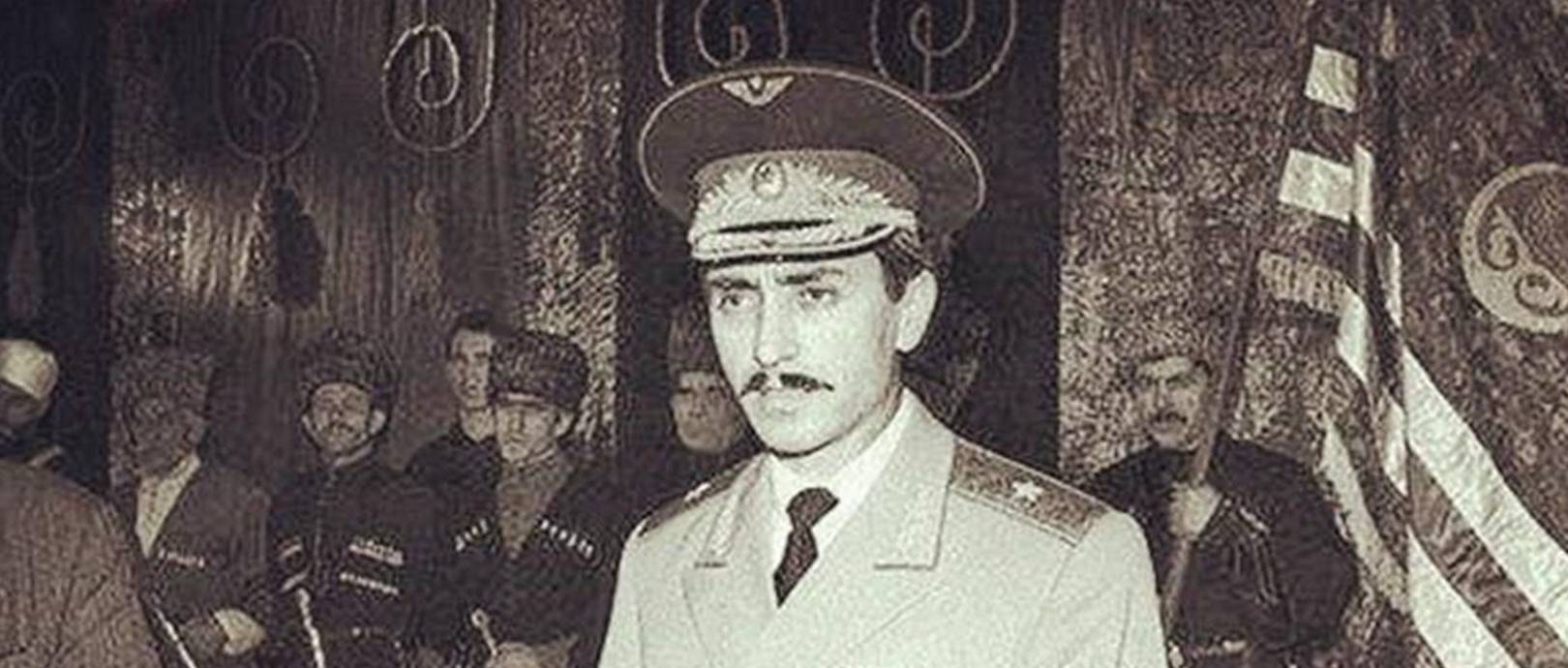 历史上的今天,车臣总统杜达耶夫被炸死,结束了他的双面人生.