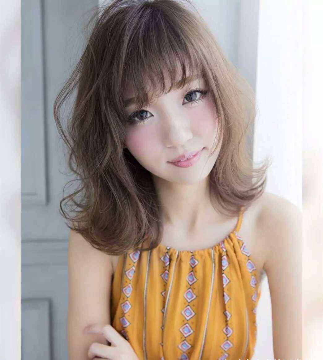 10款适合圆脸的中卷发,软弹柔卷时尚减龄,空气刘海显小又瘦脸