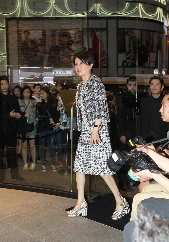 梁安琪不愧是有气质的阔太,一身低调打扮,气质比女儿还出众