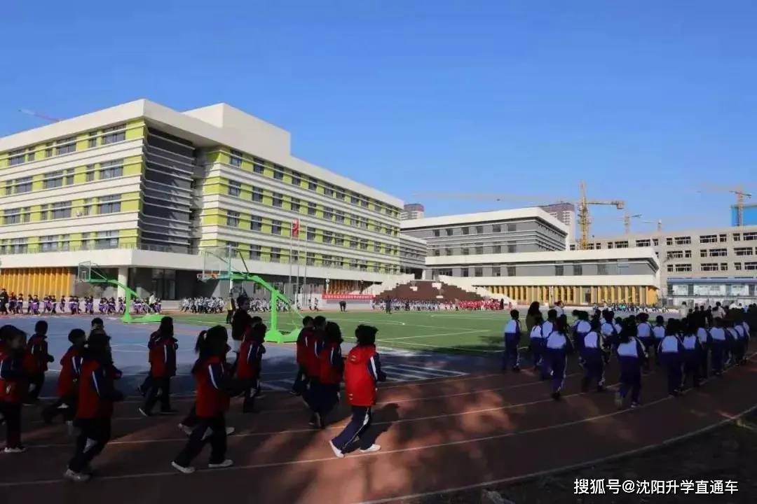 推动大东三校综合楼等3个项目开工建设,尚品东越学校(中学部)等2所