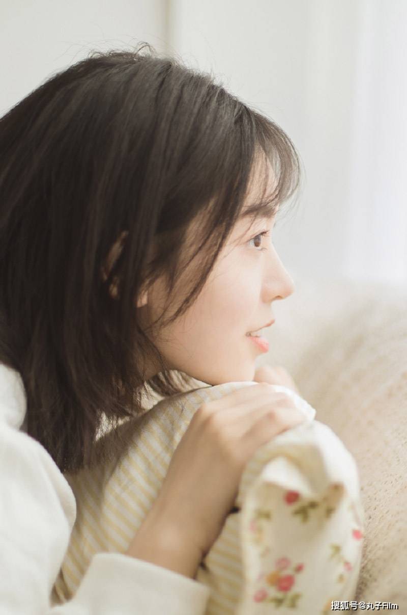 性感美女时尚写真:清纯少女简约短t齐肩短发,清新可人!