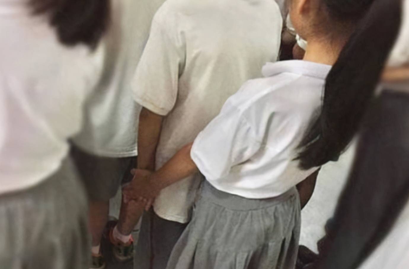 发育阶段在13到14岁左右,平均年增长会达到10到12厘米,女生在月经初潮
