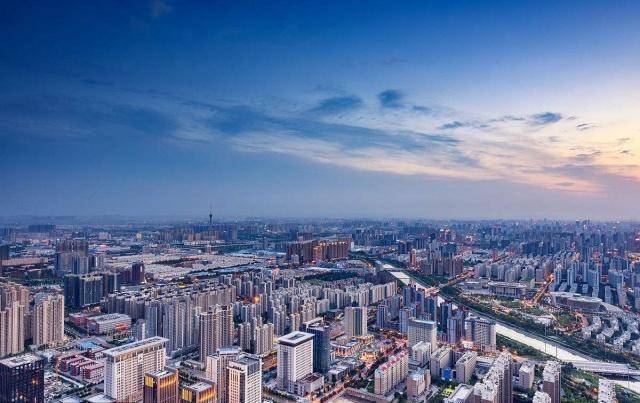 原创22亿超级大楼唤醒郑州,打造中原第三高楼,网友:造型很