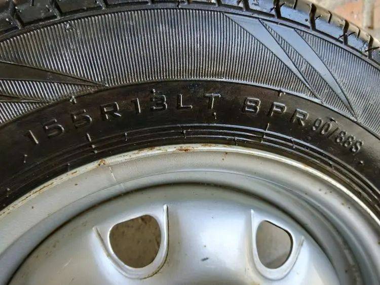 也是在这个时期,以145/70r12,155r12,155r13等型号的轻载轿车轮胎有了
