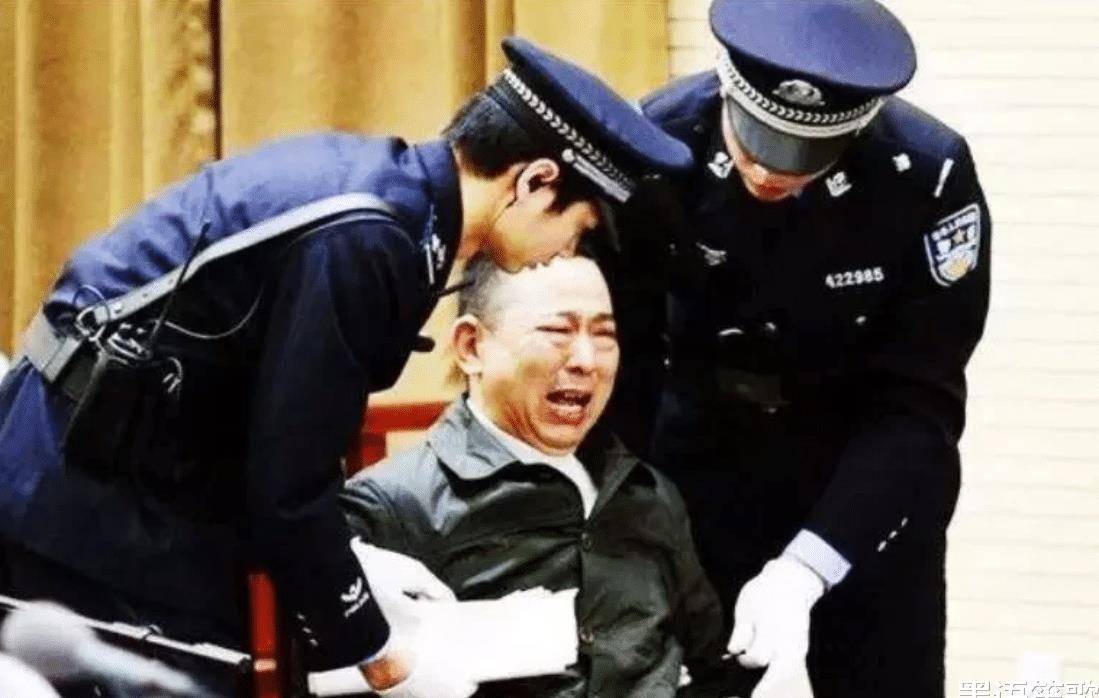 他身价400亿,汶川地震为灾区捐5000万,被捕时搜出一个排的武器_刘汉