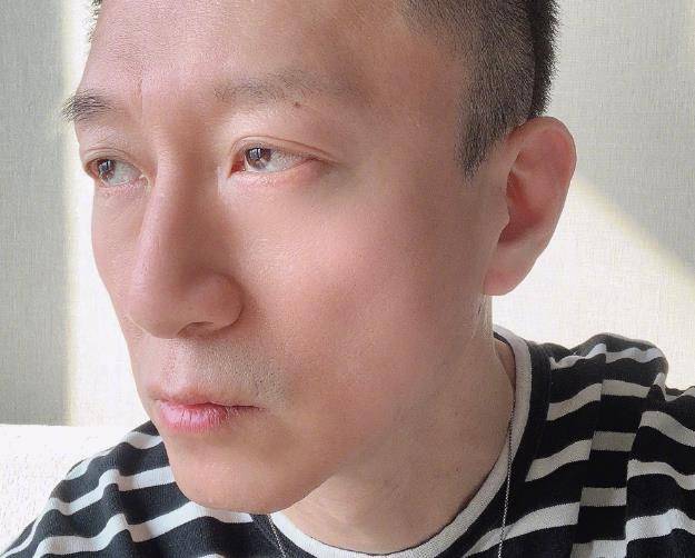 原创50岁孙红雷晒近照,脸颊凹陷,瘦出尖下巴跟欧式双眼皮