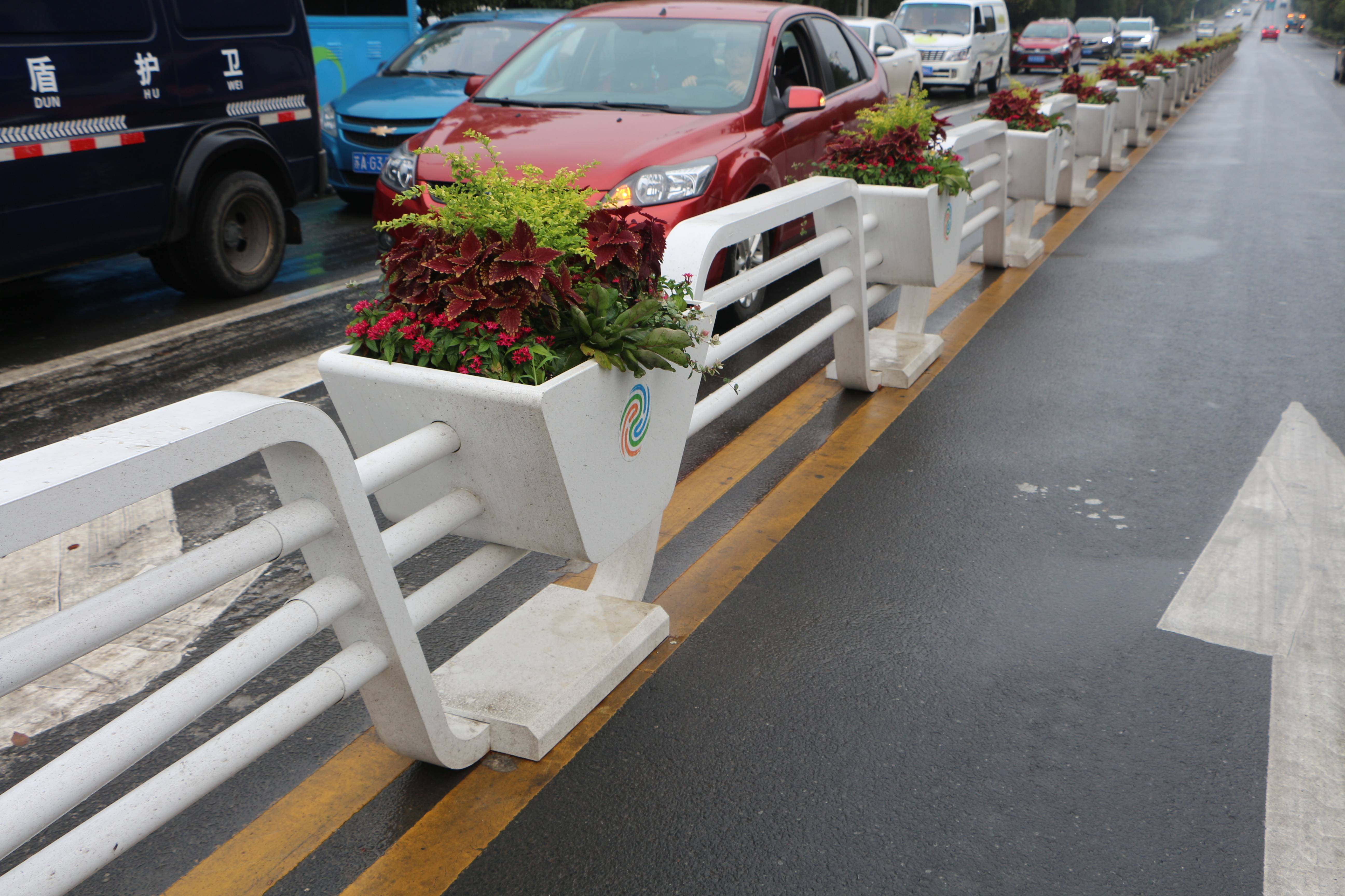 护栏花箱道路上的颜值担当