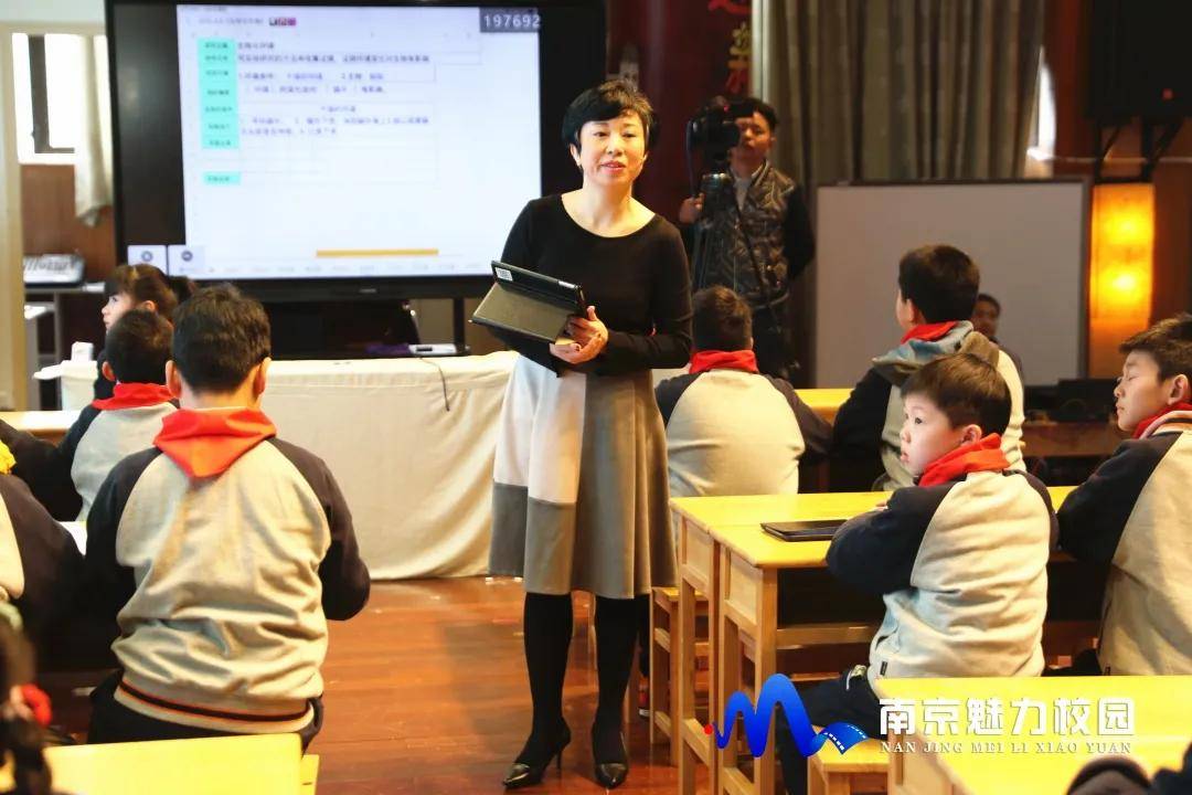 南京市府西街小学马亚莉老师执教《环境变化以后,她带领学生针对"