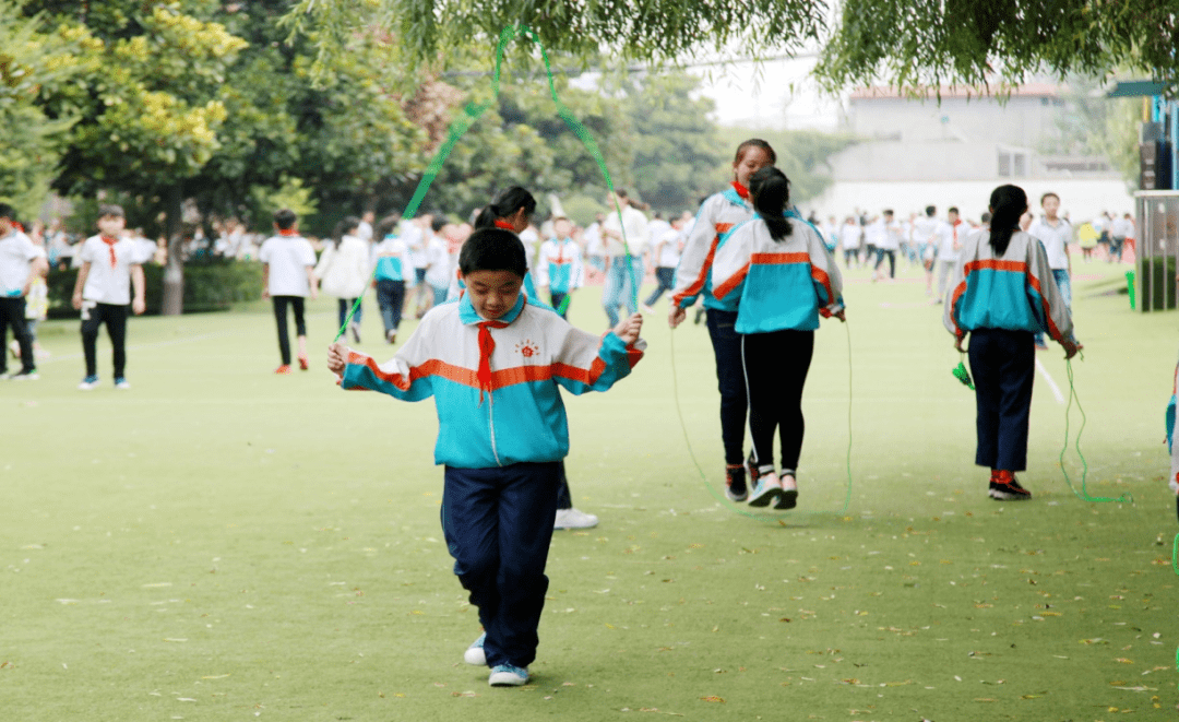 滕州市第四实验小学英才校区开展阳光大课间活动_校园