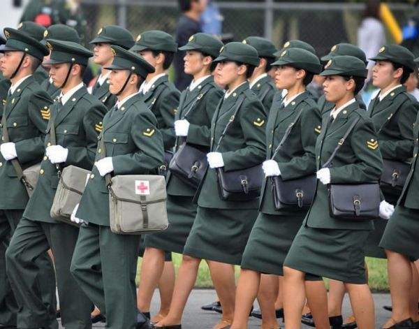 阅兵场上日本女兵为啥要挎个小黑包里面有什么东西