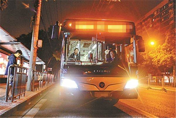 男子下夜班,坐公交车回家,瞌睡一会睁眼发现车内无人,车还在走