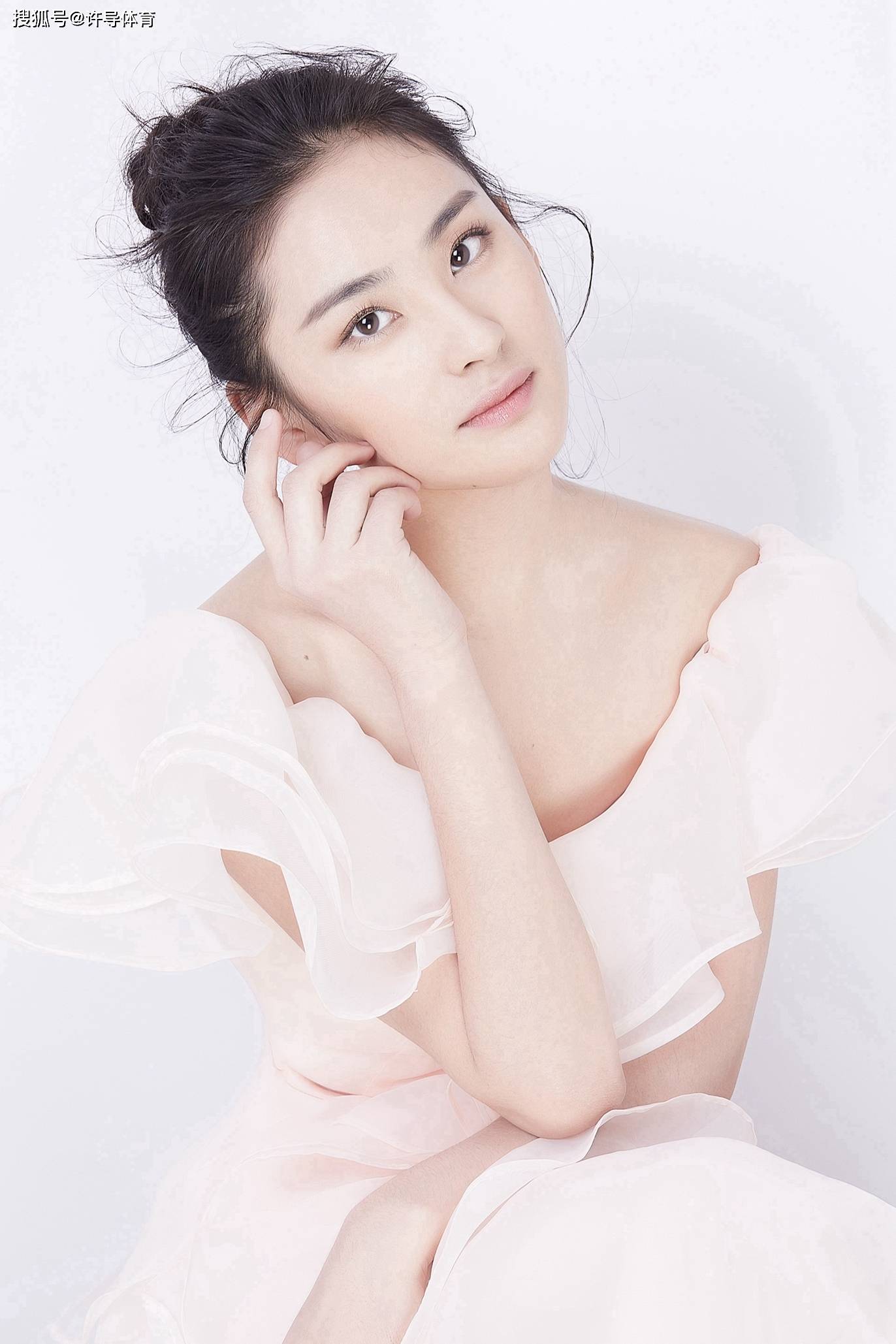 曾获第4届中国电视双十佳评选十佳演员奖,第4届真维斯娱乐大典年度电