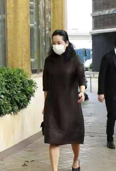 郭晶晶带仨娃参加葬礼,婆婆贵妇包穿旗袍高跟鞋真隆重