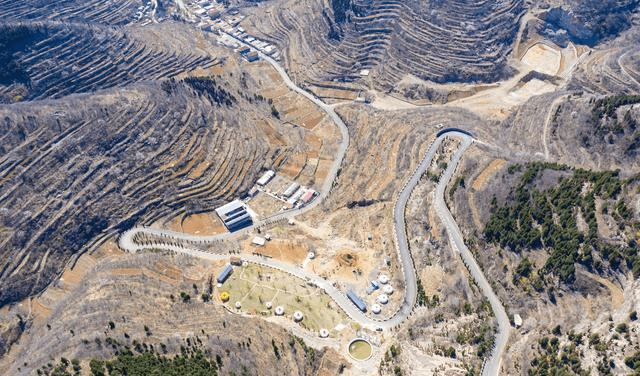 探寻大山深处的济南金刚纂村盘山公路蜿蜒曲折村里有两棵古树