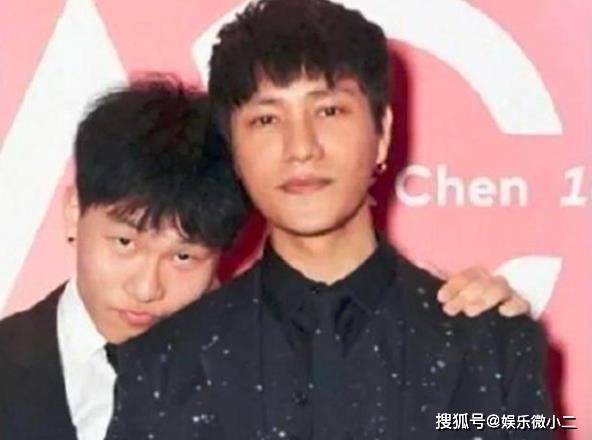 陈坤儿子晒与女生合照,樱花浪漫,19岁帅酷打扮