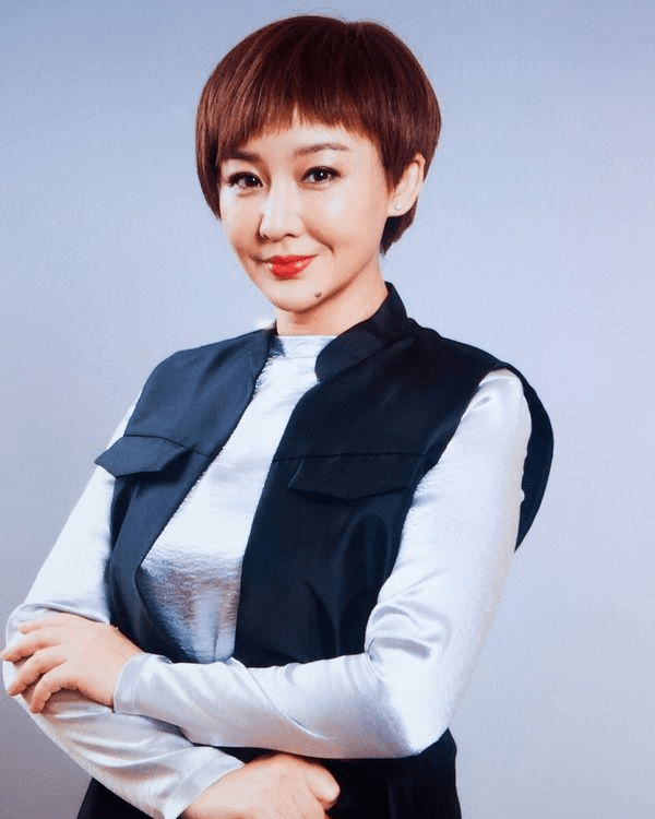 孙楠前妻晒吴孟达合照!买红妹穿衣朴素太淑女,剪短发反而变时髦