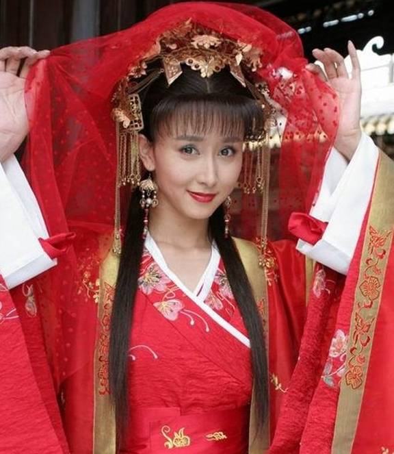 12年前的这部电视剧,从女主到女配个个美翻了,男主却把人丑哭