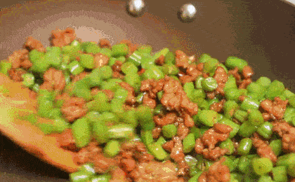 粒粒豇豆吸饱了肉末的酱香,回味中还带着一点点辣,一口接着一口,根本