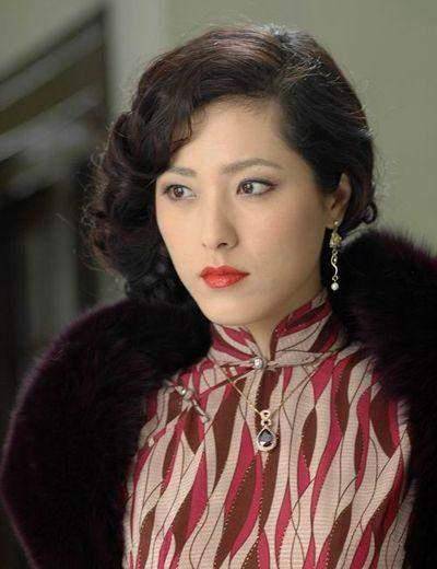 古装里的曾黎,基本也都是浓妆艳抹出境 扮演女反派,或者黑化,腹黑的