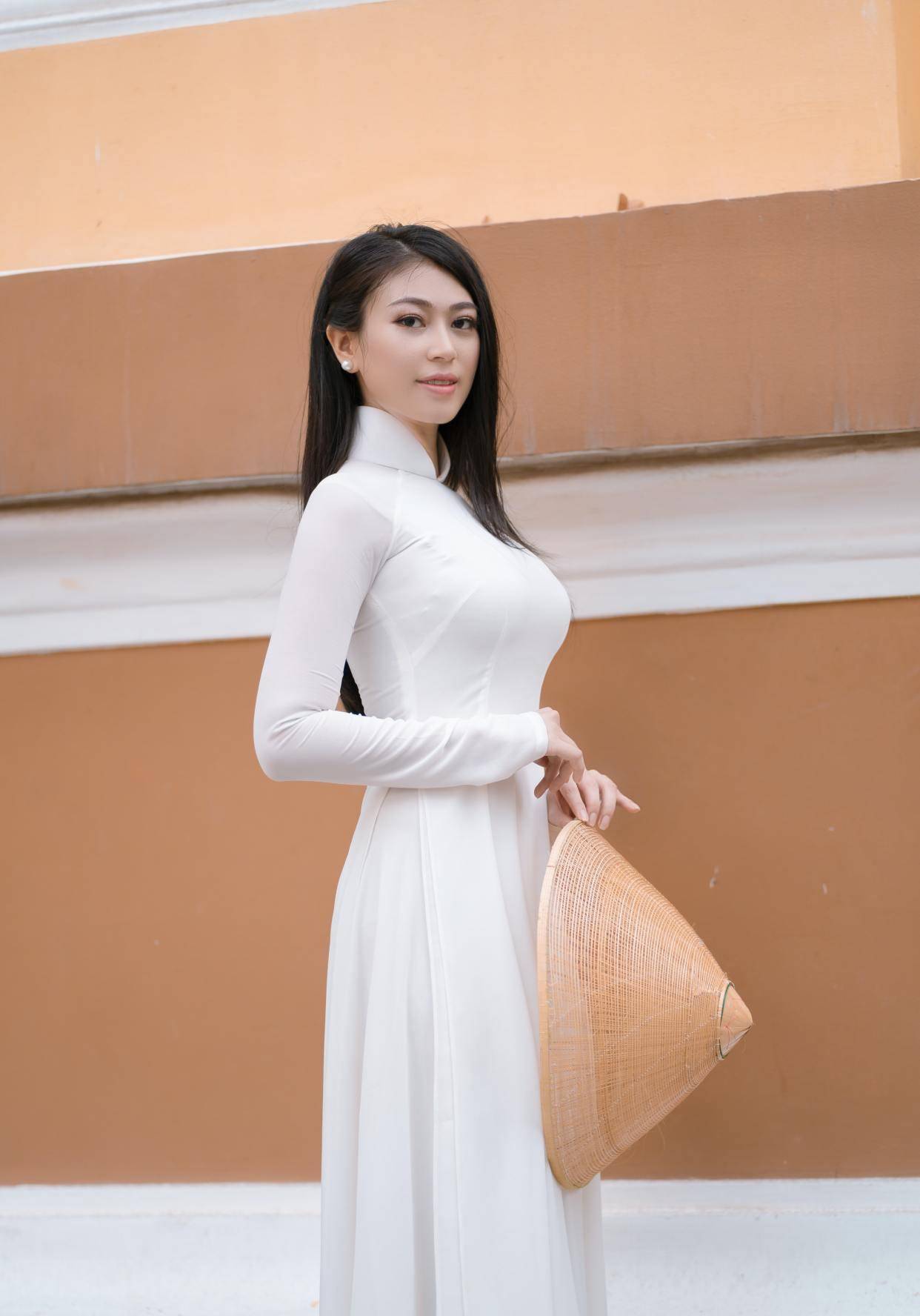 气质型越南美女,穿搭奥黛服,显身材,散发着独特的魅力