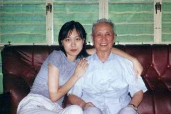 平日里邱将军每天都读书看报纸,不过报纸是借的,他坚持"快借,快读,快
