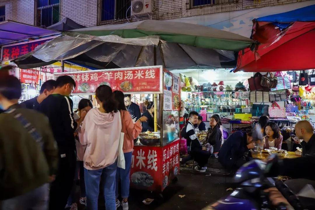 成都老牌夜市,被人称为是"好吃嘴的庙街".