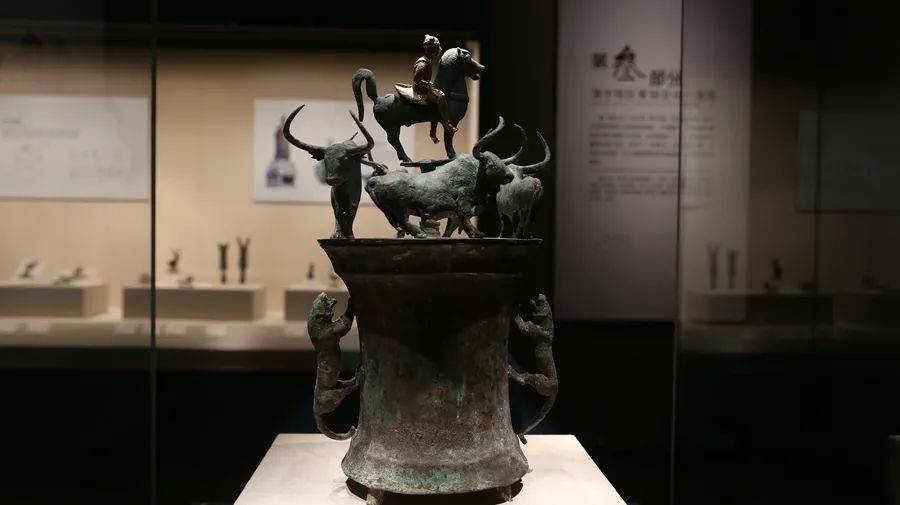 在众多的"牛"文物中 牛虎铜案 第一个站出来"争c位" 这件出土于云南