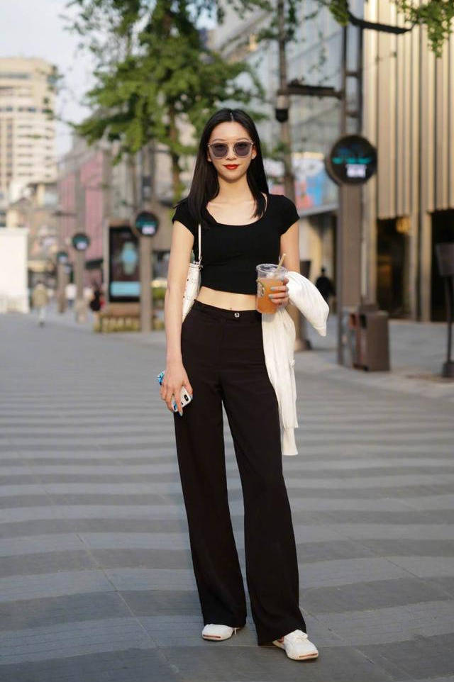 杭州女生街拍真时髦,"露腰穿搭"比拼好身材,风情万种迷众人