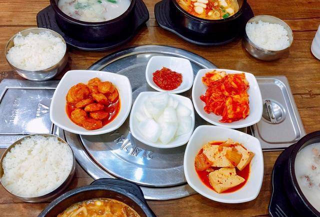 韩国人为何吃饭从不端碗?看到他们的餐具后,还真是自己作的呢!
